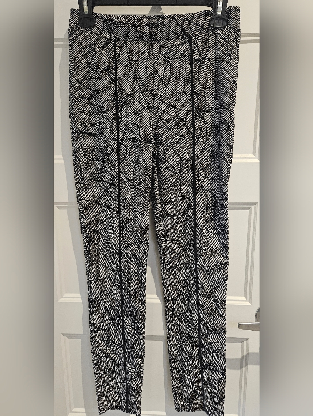 Joseph Ribkoff Black and White Abstract-Print Leggings
